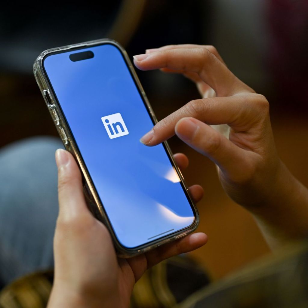 Building Your Professional Brand_ A Roadmap to LinkedIn Leadership